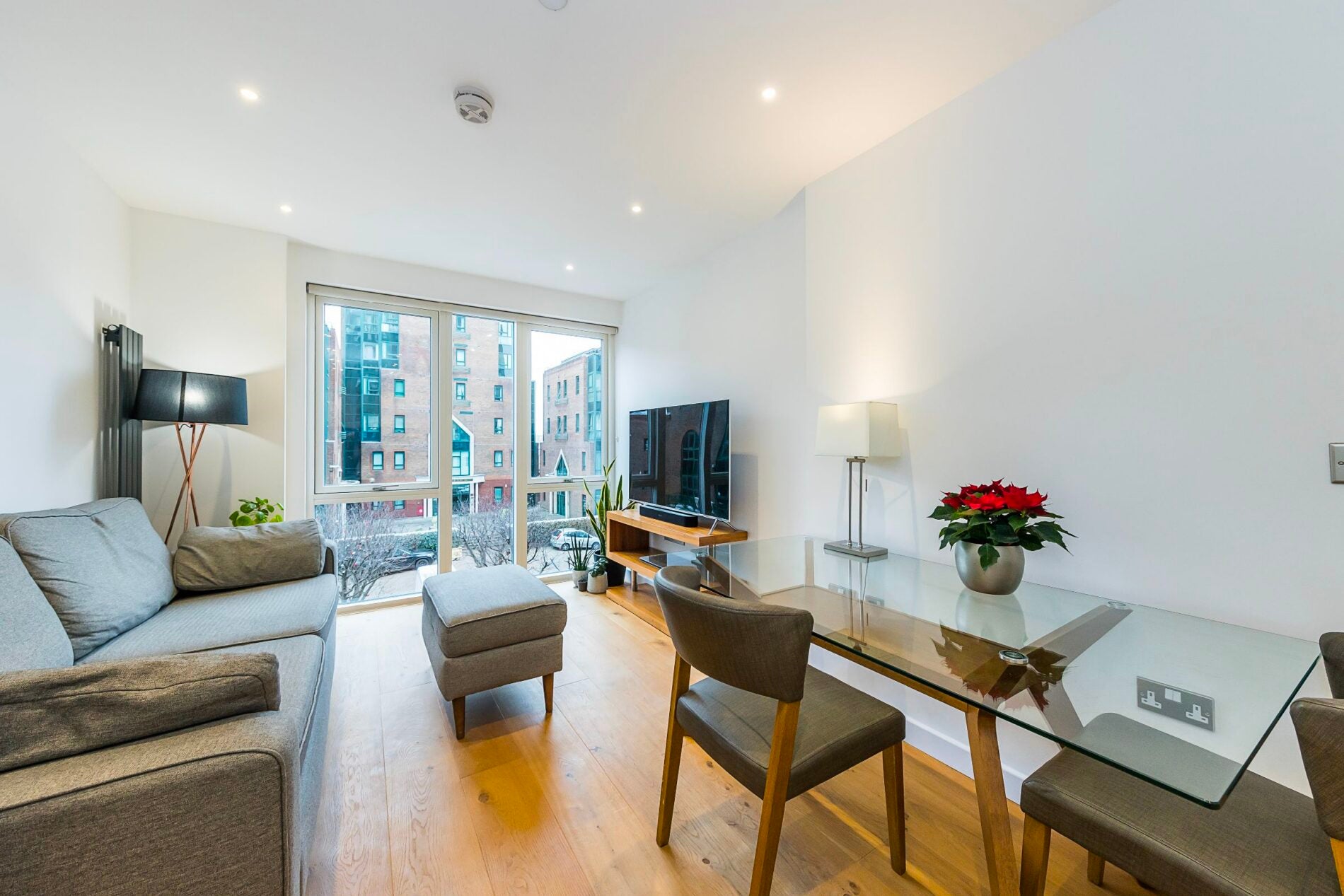 Flat Turnberry Quay in Greater London