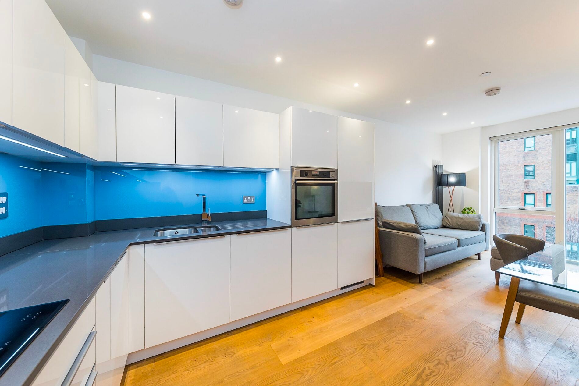 Flat Turnberry Quay in Greater London