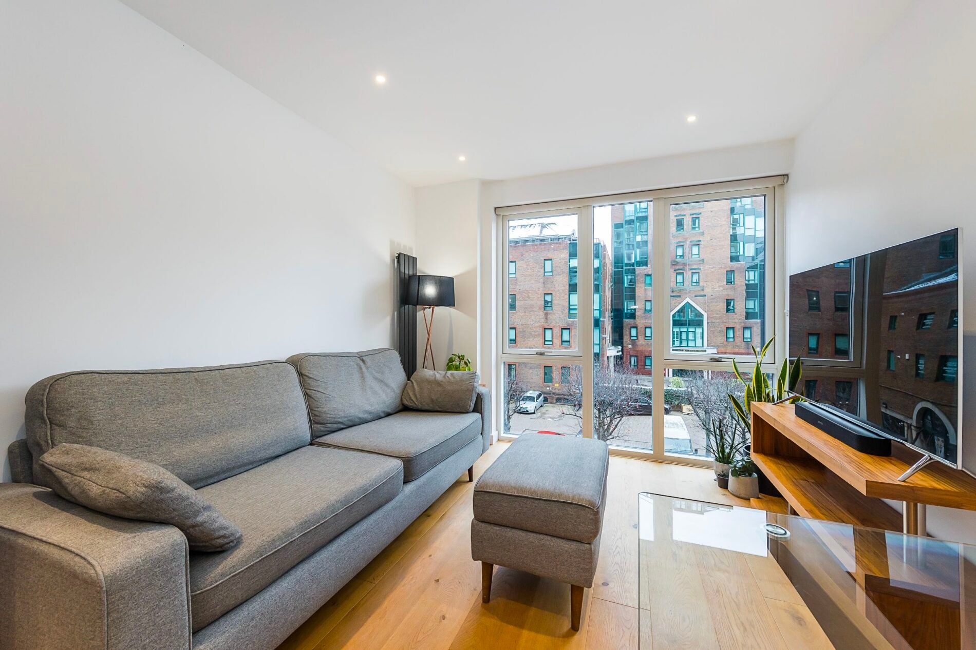 Flat Turnberry Quay in Greater London