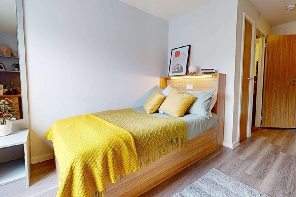 Room Lakeside Way in Greater London