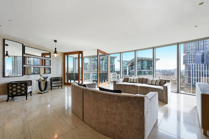 Flat Darsley Drive in Greater London