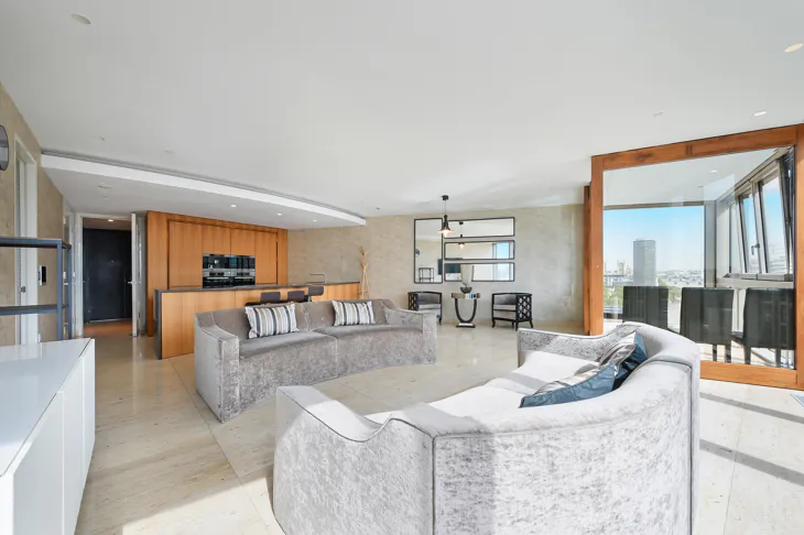 Flat Darsley Drive in Greater London