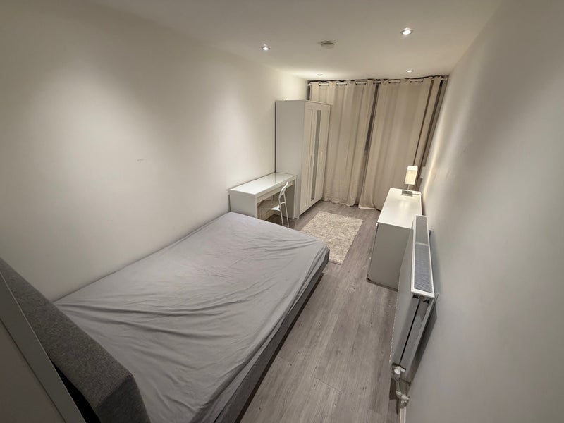 Room Sunset Road in Greater London
