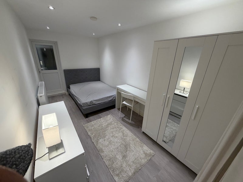 Room Sunset Road in Greater London