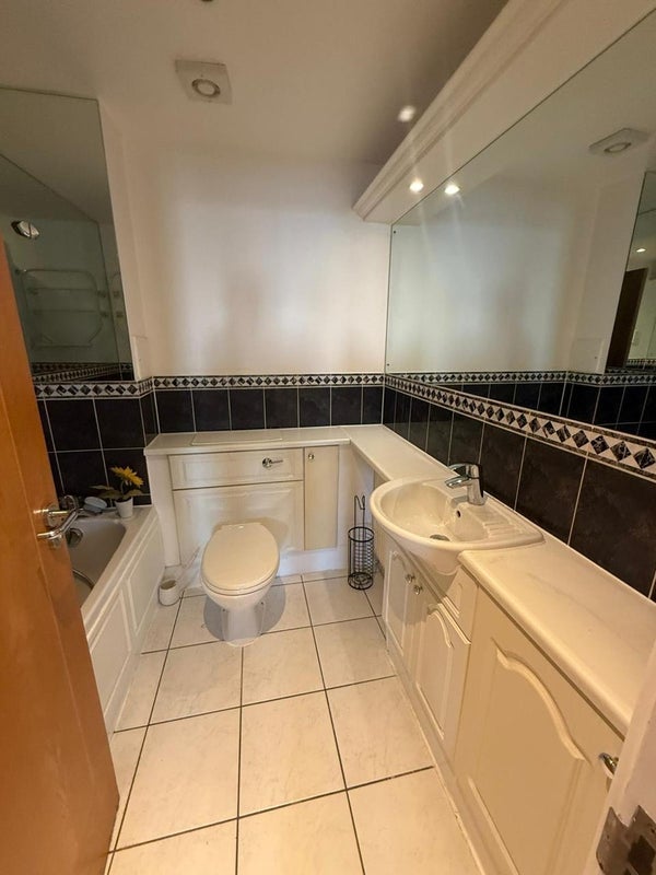Room Newport Avenue in Greater London