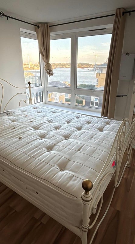 Room Newport Avenue in Greater London