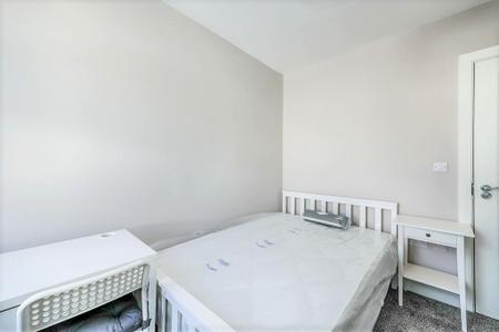 Room Harrow Road in Portsmouth