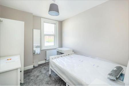 Room Harrow Road in Portsmouth
