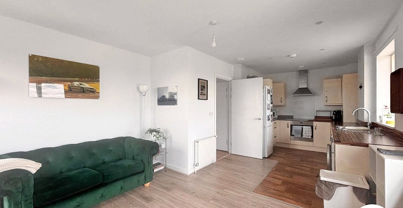 Flat Dell View Road in Greater London