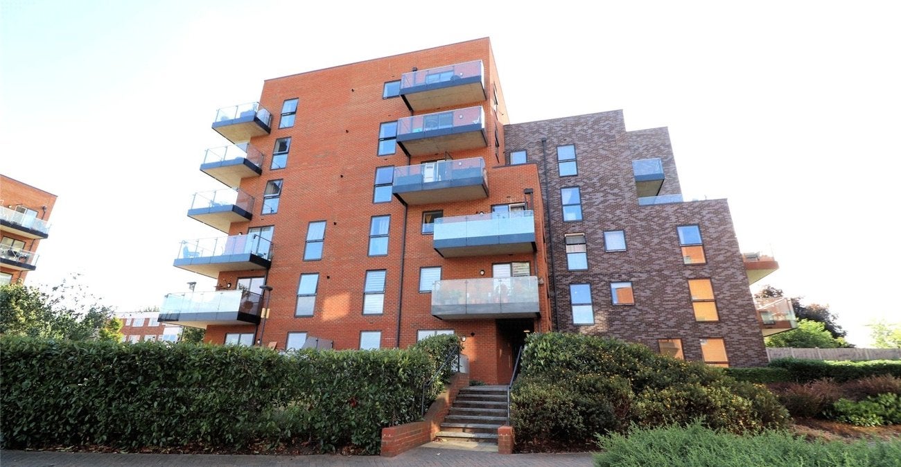 Flat Dell View Road in Greater London