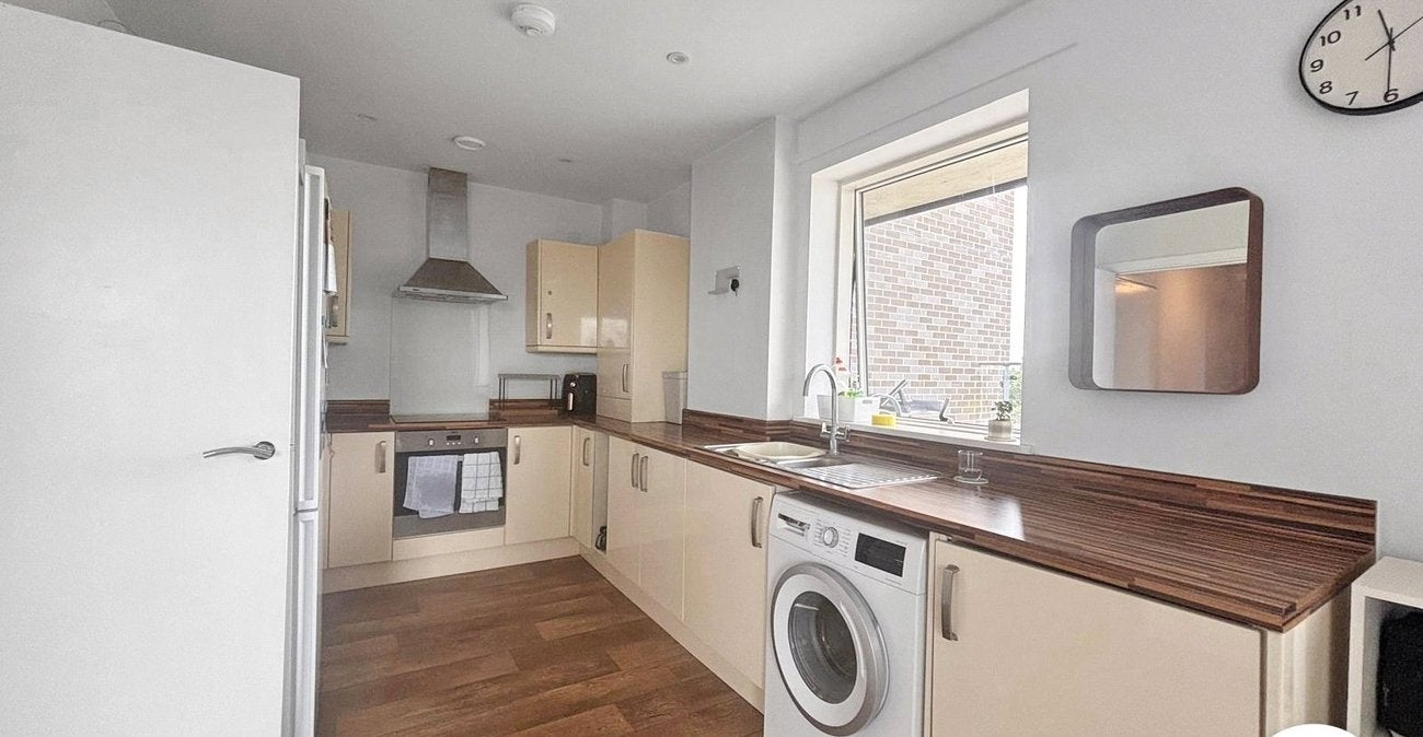 Flat Dell View Road in Greater London