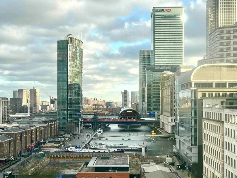 Flat Westferry Circus in Greater London