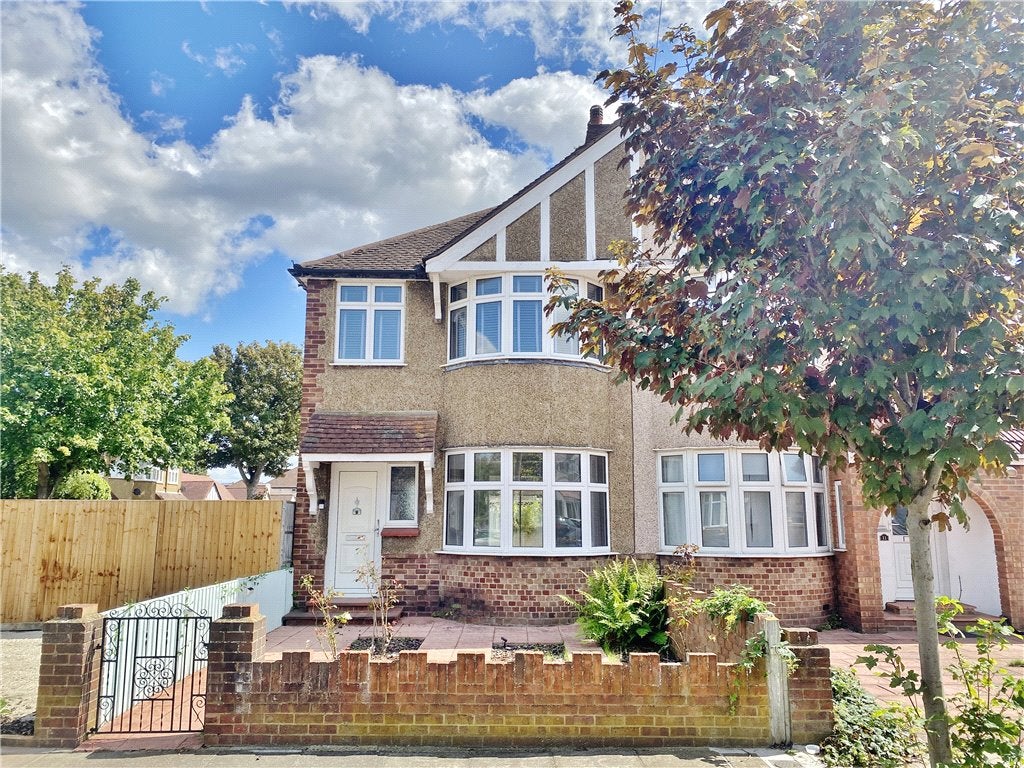 House Cheyne Avenue in Greater London