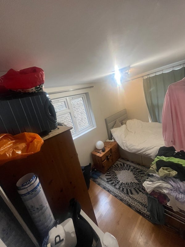 Room Rossiter Road in Greater London