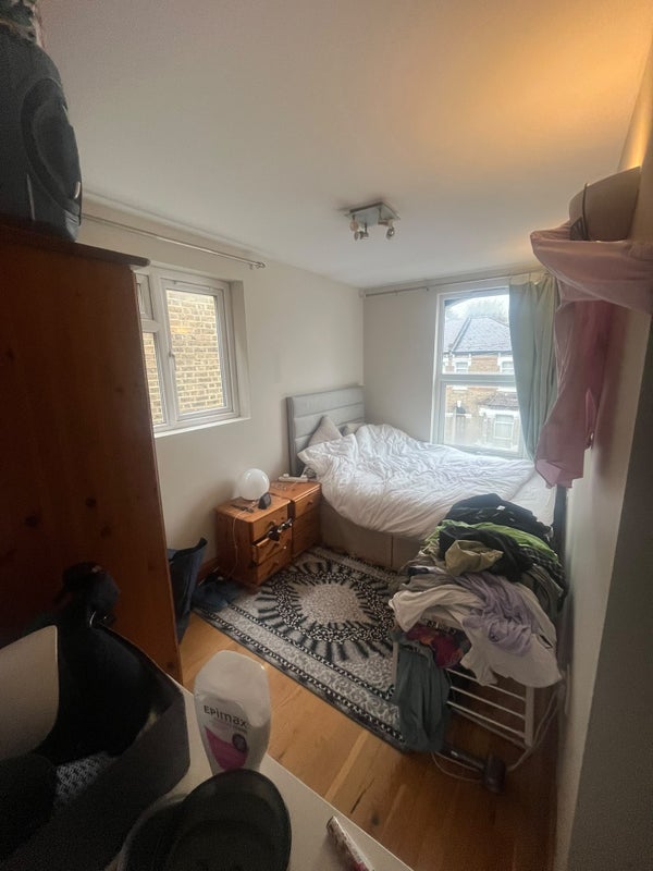Room Rossiter Road in Greater London