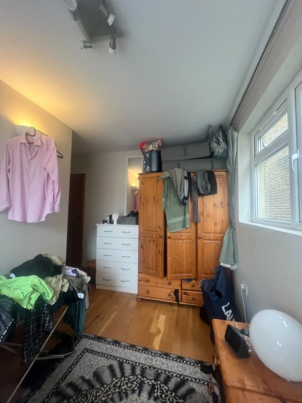 Room Rossiter Road in Greater London