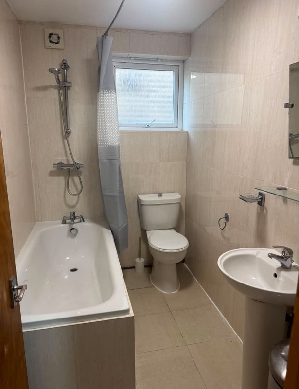 Room Rossiter Road in Greater London