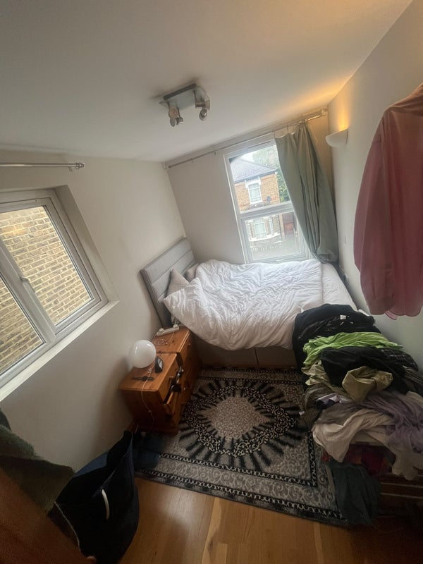 Room Rossiter Road in Greater London