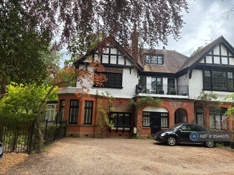 Flat Furlong Drive in Ascot