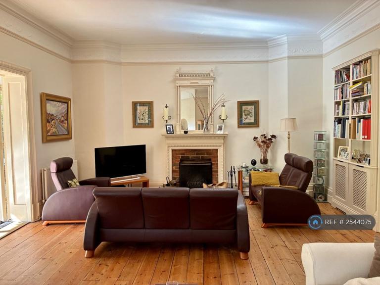 Flat Furlong Drive in Ascot