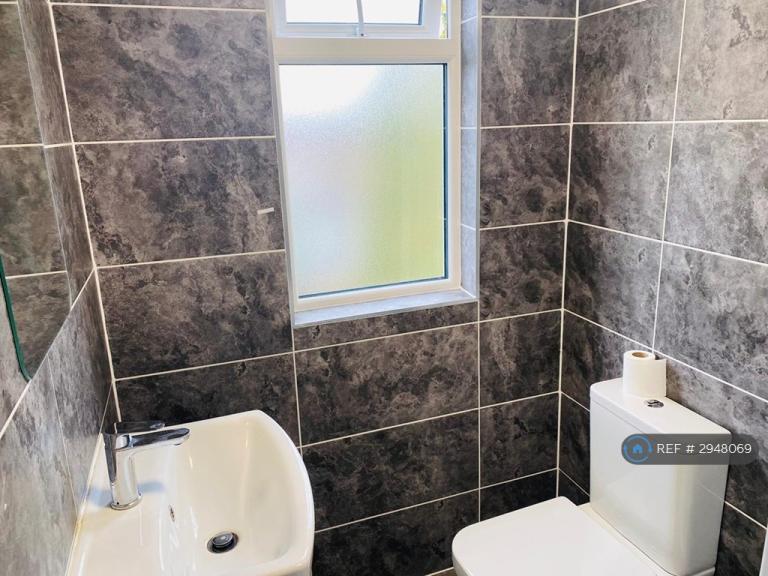 Room Floriston Avenue in Greater London