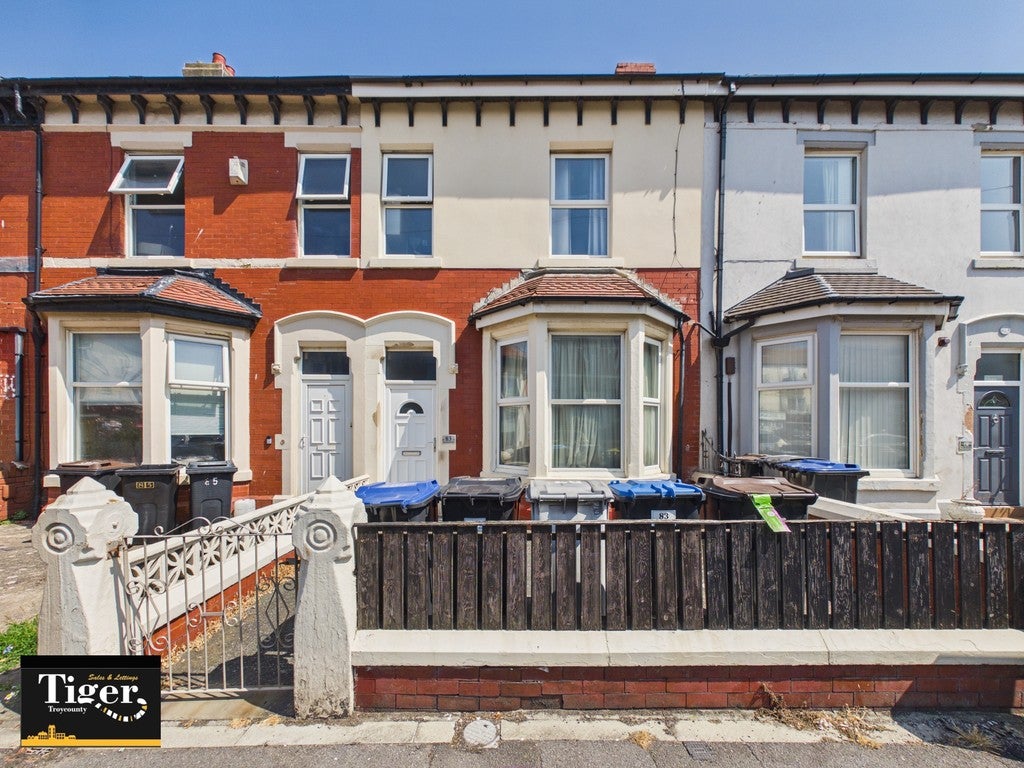 Flat Holmfield Road in Blackpool