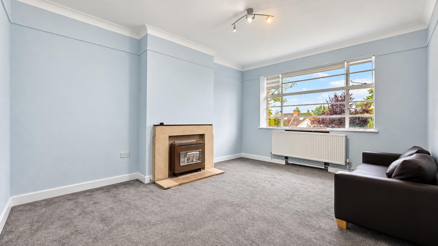 Flat Christchurch Avenue in Greater London