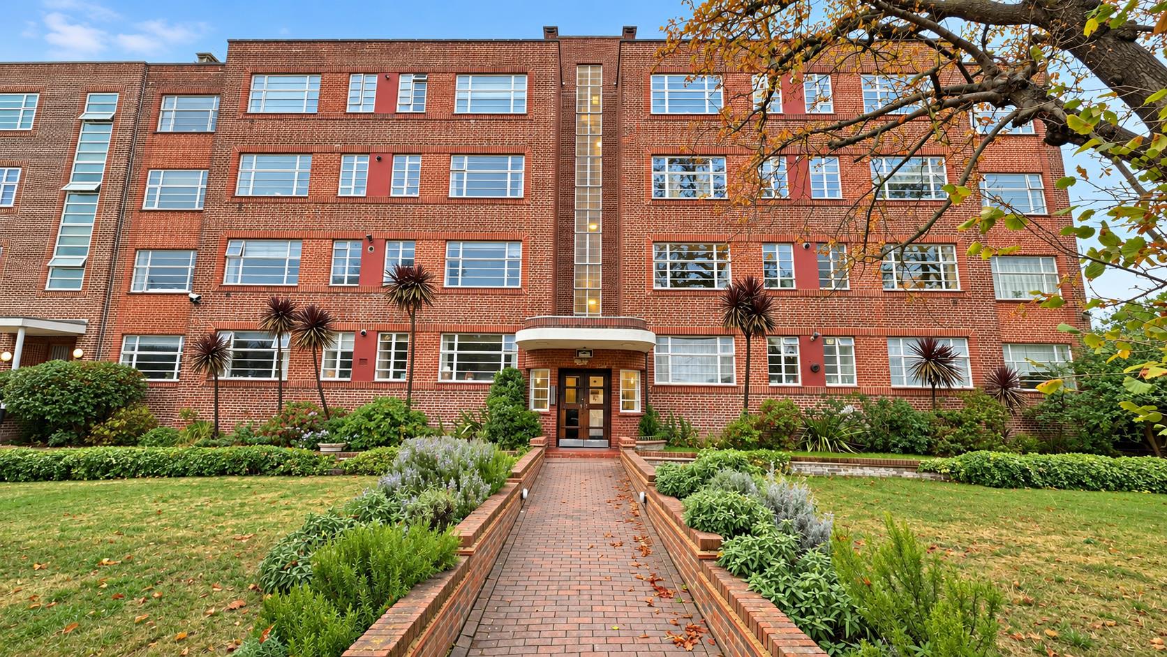Flat Christchurch Avenue in Greater London