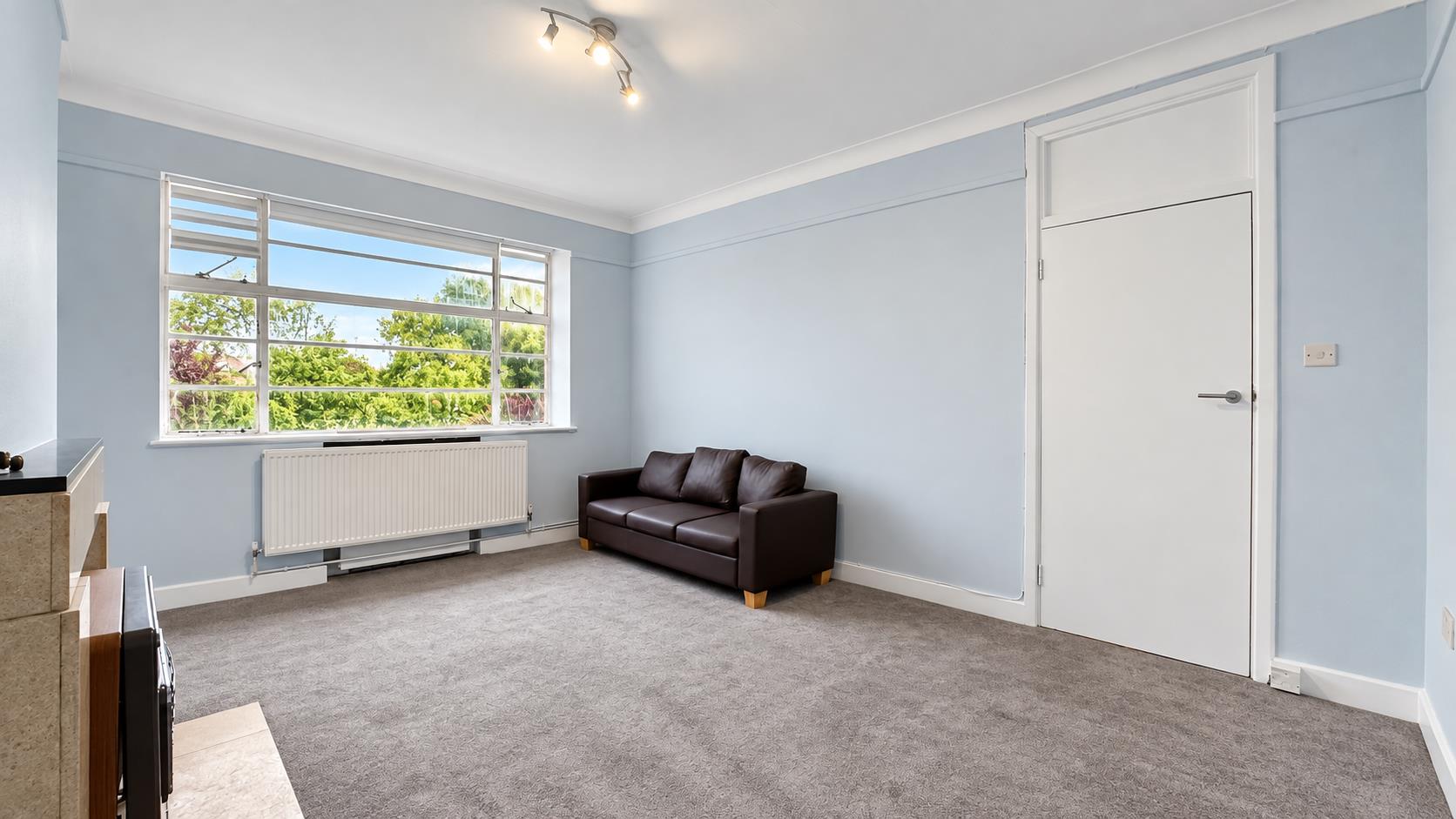 Flat Christchurch Avenue in Greater London
