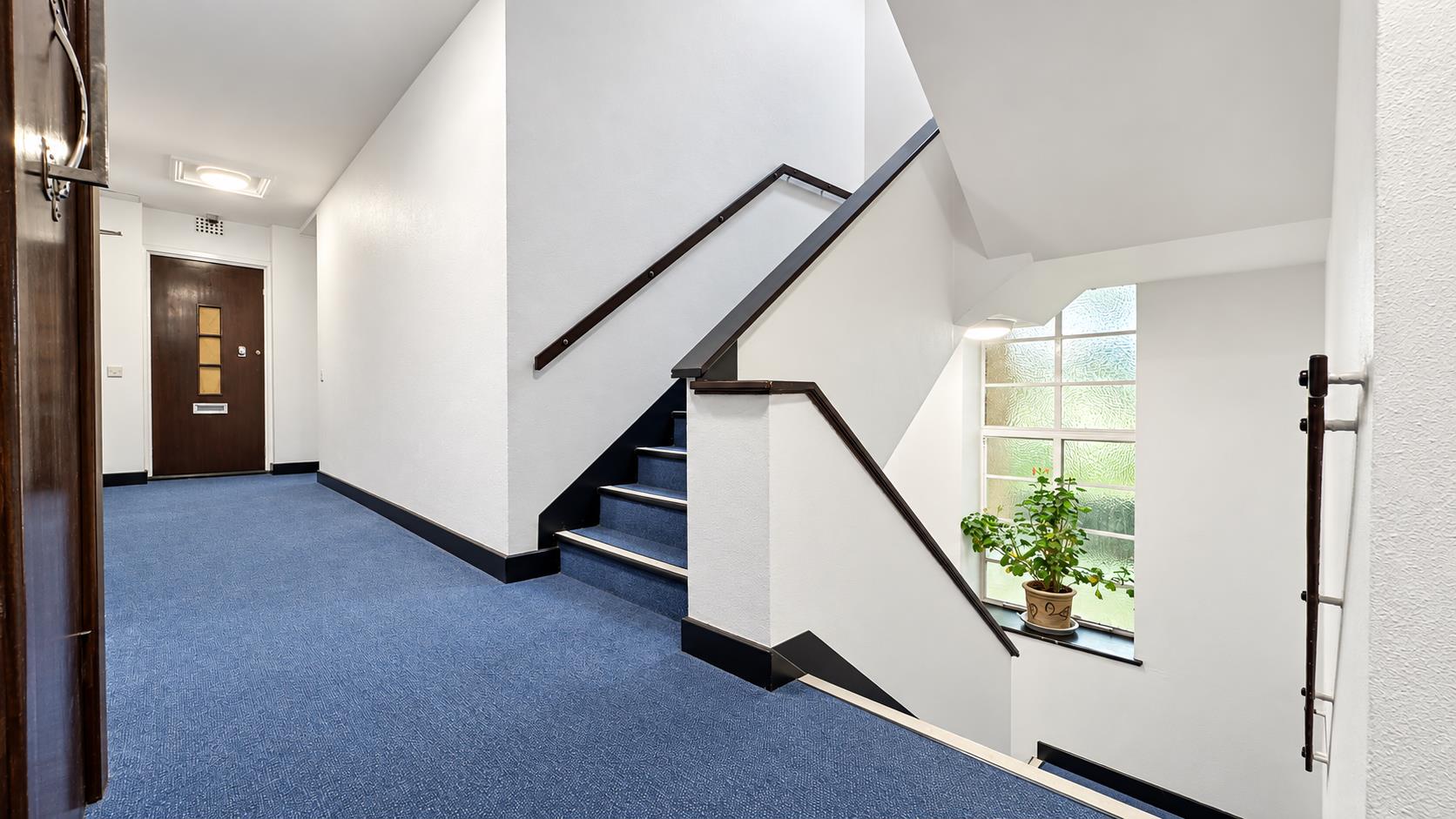 Flat Christchurch Avenue in Greater London