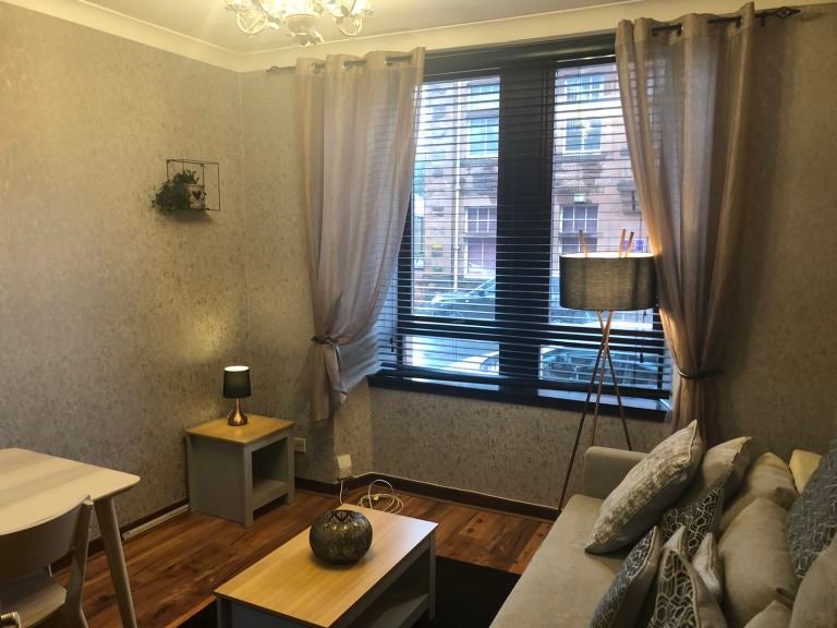 Flat Renfield Street in Renfrew