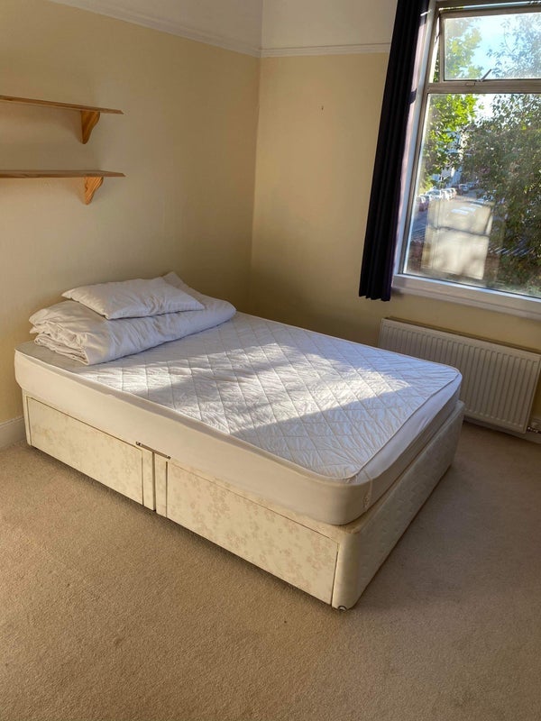 Room Harberson Road in Greater London