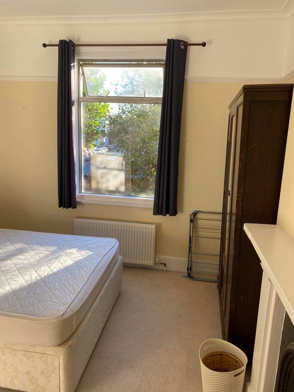 Room Harberson Road in Greater London