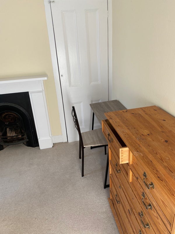 Room Harberson Road in Greater London