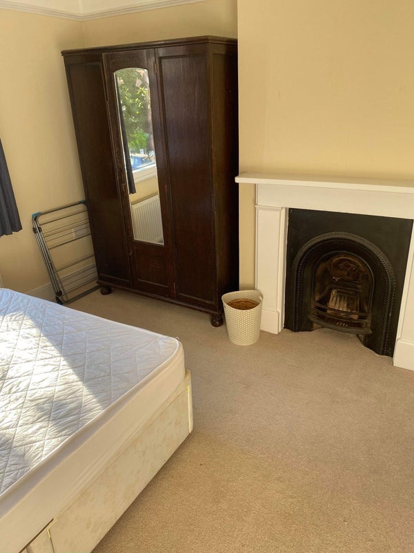 Room Harberson Road in Greater London