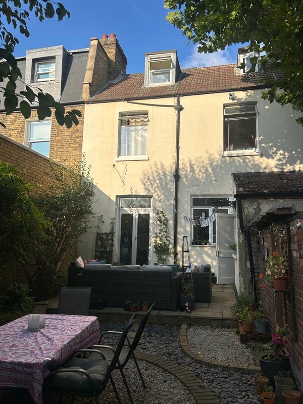 Room Harberson Road in Greater London
