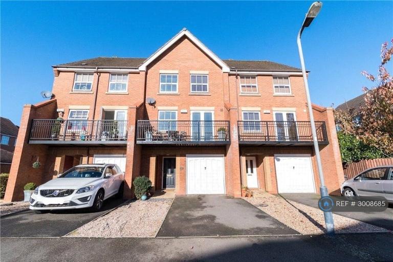 House Rambures Close in Warwick