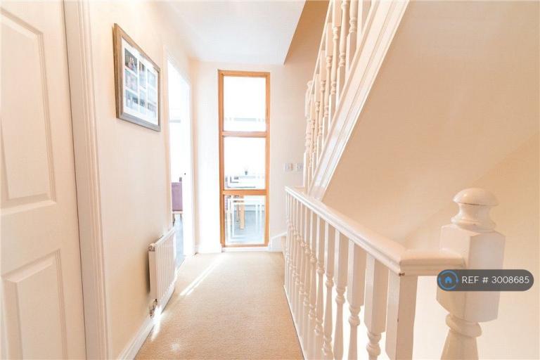 House Rambures Close in Warwick