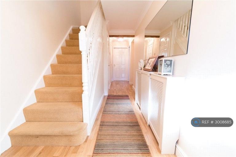 House Rambures Close in Warwick