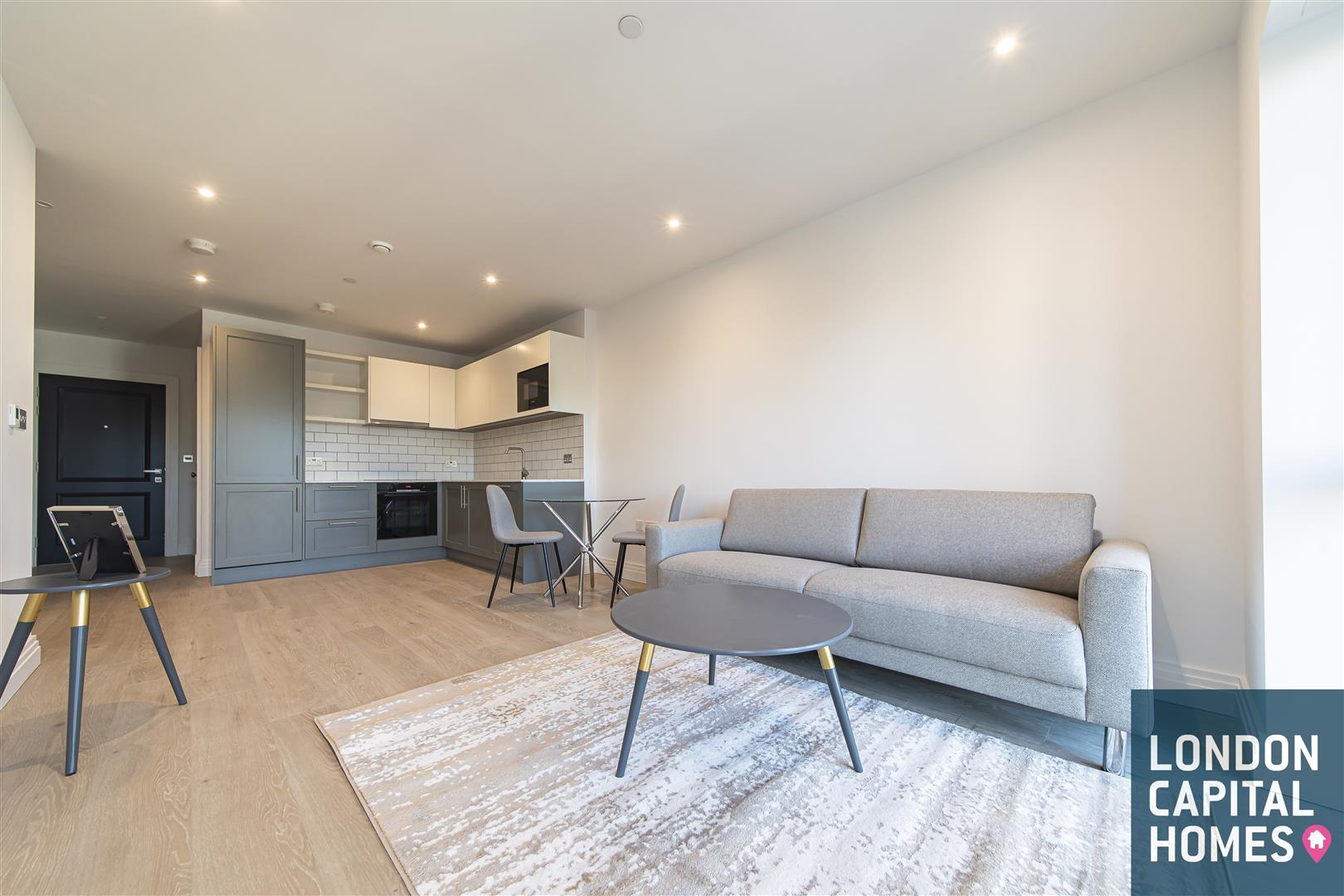 Flat Mattock Lane in Greater London