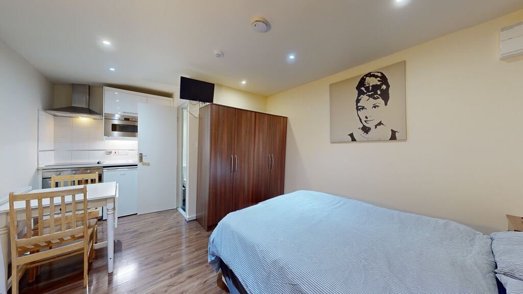 Flat Cranhurst Road in Greater London
