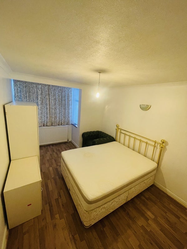 Room Park Road in Greater London