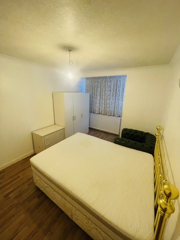 Room Park Road in Greater London