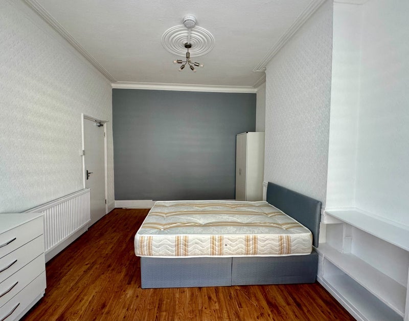 Room Dongola Road in Greater London