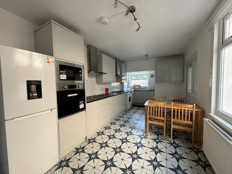 Room Dongola Road in Greater London