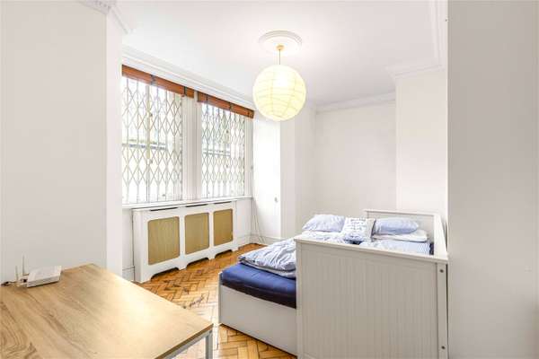 Flat Lauriston Road in Greater London