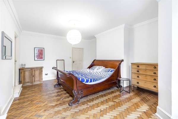 Flat Lauriston Road in Greater London