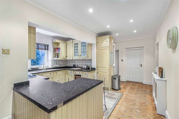 Flat Lauriston Road in Greater London