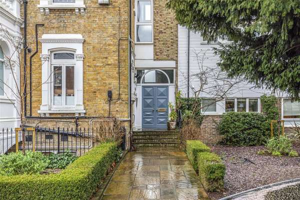 Flat Lauriston Road in Greater London