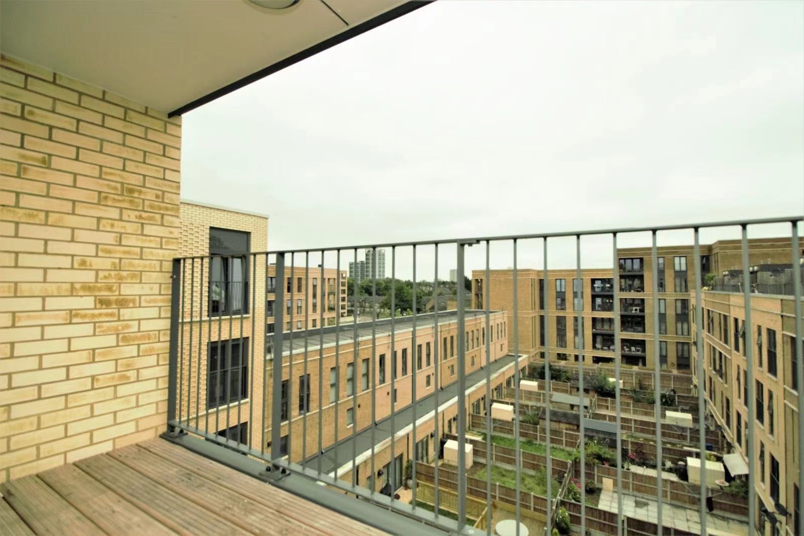 Flat Crawshay Road in Greater London